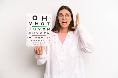 Güzel bir kadın ellerini havaya kaldırarak çığlık atıyor. optik görüş testi konsepti