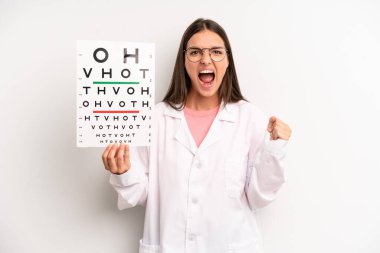 Güzel bir kadın sinirli bir ifadeyle agresif bir şekilde bağırıyor. optik görüş testi konsepti