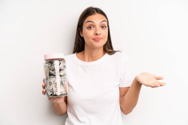 Güzel bir kadın şaşkın, şaşkın ve şüpheci hissediyor. kaydetme kavramı