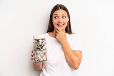 Güzel bir kadın mutlu, kendinden emin ve elleri çenesinde gülümsüyor. kaydetme kavramı