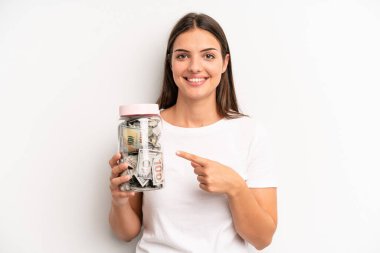 Güzel bir kadın neşeyle gülümsüyor, mutlu hissediyor ve bir tarafı işaret ediyor. kaydetme kavramı