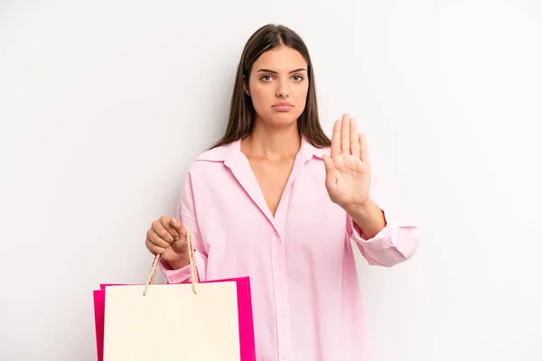 Menina Bonita Olhando Sério Mostrando Palma Aberta Fazendo Parar Gesto — Fotografia de Stock