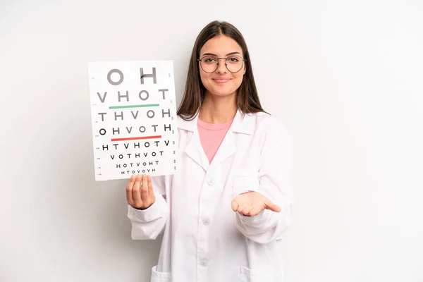 Hübsche Frau Lächelt Glücklich Mit Freundlich Und Bietet Und Zeigt — Stockfoto