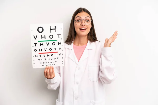 Mujer Bonita Sintiéndose Feliz Asombrada Por Algo Increíble Concepto Prueba — Foto de Stock