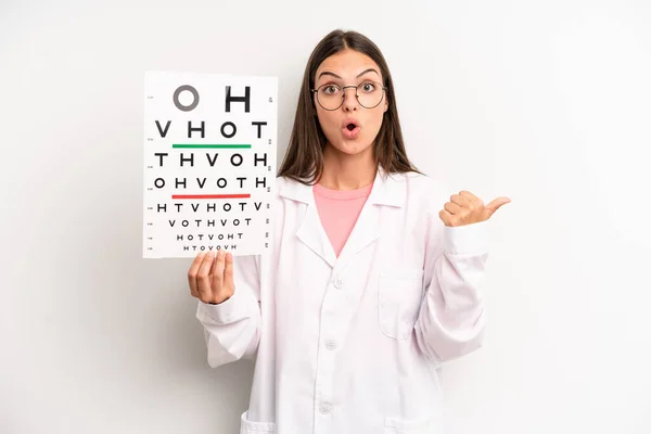 Mooie Vrouw Kijkt Verbaasd Ongeloof Optische Zichtbaarheidstest — Stockfoto