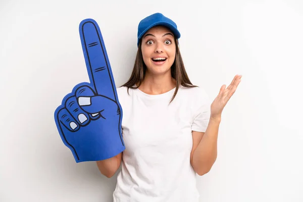 Mujer Bonita Sintiéndose Feliz Asombrada Por Algo Increíble Concepto Ventilador — Foto de Stock