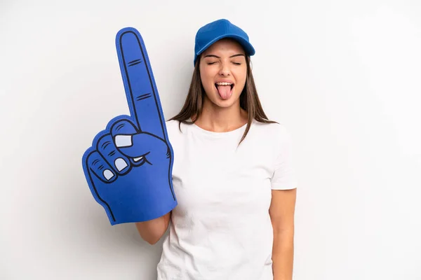 Mujer Bonita Con Actitud Alegre Rebelde Bromeando Sacando Lengua Concepto — Foto de Stock