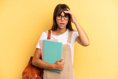 Güzel kadın mutlu, şaşkın ve şaşırmış görünüyor. Üniversite öğrencisi konsepti