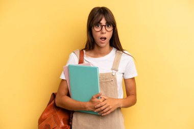 Güzel bir kadın çok şaşırmış ya da şaşkın görünüyor. Üniversite öğrencisi konsepti