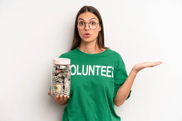 Pretty Woman Looking Surprised Shocked Jaw Dropped Holding Object Volunteer — Stockfoto