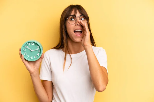 Hispanic Woman Feeling Happy Giving Big Shout Out Hands Next — Stockfoto