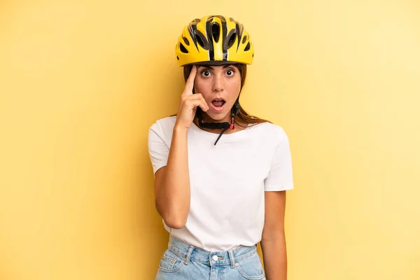 Pretty Woman Looking Surprised Realizing New Thought Idea Concept Bike – stockfoto