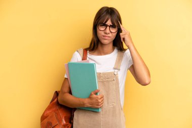 Güzel kadın şaşkın ve şaşkın hissediyor, senin deli olduğunu gösteriyor. Üniversite öğrencisi konsepti