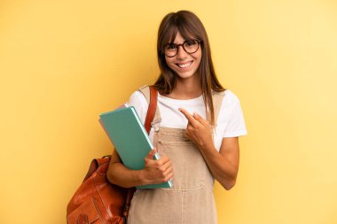 Güzel bir kadın heyecanlı ve şaşırmış görünüyor. Üniversite öğrencisi konsepti