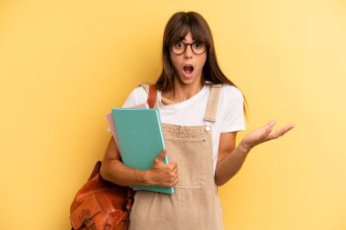 Güzel bir kadın inanılmaz bir sürprizle şaşkın, şaşkın ve şaşkın. Üniversite öğrencisi konsepti