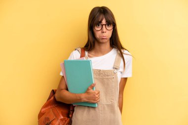 Güzel bir kadın üzgün ve mızmızlanıyor. Mutsuz bir bakışı var ve ağlıyor. Üniversite öğrencisi konsepti