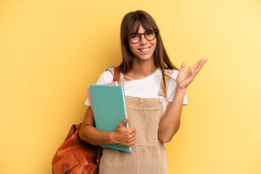 Güzel bir kadın kendini mutlu hissediyor, bir çözüm ya da fikir bulduğuna şaşırıyor. Üniversite öğrencisi konsepti