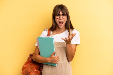 Güzel kadın umutsuz, hayal kırıklığına uğramış ve stresli görünüyor. Üniversite öğrencisi konsepti