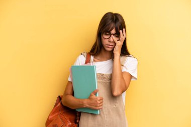 Güzel bir kadın bıkkın, hayal kırıklığına uğramış ve yorucu bir geceden sonra uykulu hissediyor. Üniversite öğrencisi konsepti