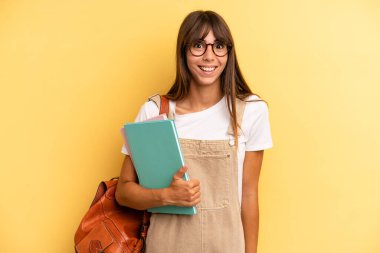 Güzel bir kadın mutlu ve hoş bir şekilde şaşırmış görünüyor. Üniversite öğrencisi konsepti