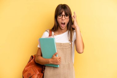 Güzel bir kadın ellerini havaya kaldırarak çığlık atıyor. Üniversite öğrencisi konsepti