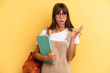 Güzel bir kadın son derece şaşırmış ve şok olmuş hissediyor. Üniversite öğrencisi konsepti