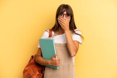 Güzel bir kadın elleri ile ağzını kapatıyor ve şok geçiriyor. Üniversite öğrencisi konsepti