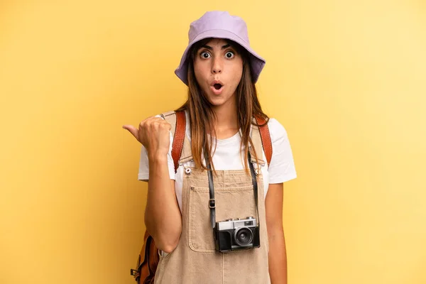 Pretty Woman Looking Astonished Disbelief Tourist Photographer Concept —  Fotos de Stock