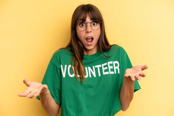 Pretty Woman Amazed Shocked Astonished Unbelievable Surprise Volunteer Donation Concept — Stock fotografie