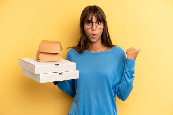 Pretty Woman Looking Astonished Disbelief Take Away Fast Food Concept — Stock Photo, Image