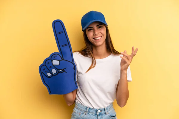 Hispanic Woman Feeling Happy Surprised Realizing Solution Idea Number One — Stock Photo, Image