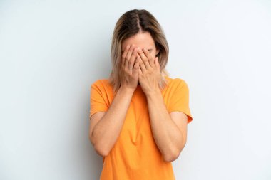 Genç ve güzel bir kadın üzgün, hayal kırıklığına uğramış, gergin ve depresif hissediyor. İki eliyle yüzünü kapatıyor, ağlıyor.