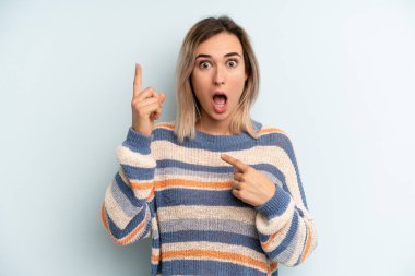 Genç ve güzel bir kadın gururlu ve şaşırmış hissediyor. Kendine güvenerek kendini bir numara gibi hissediyor.