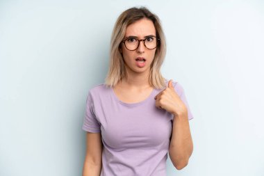 Kafası karışmış, kafası karışmış ve kendine güveni olmayan genç ve güzel bir kadın.?