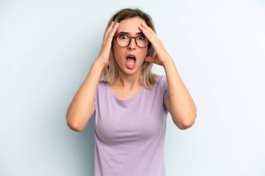 Genç, güzel bir kadın dehşete kapılmış ve şok olmuş hissediyor. Bir hata yüzünden el ele tutuşup panikliyor.