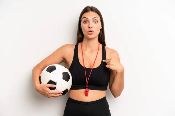 Güzel Kız Mutlu Hissediyor Heyecanla Kendini Işaret Ediyor Futbol Fitness — Stok fotoğraf