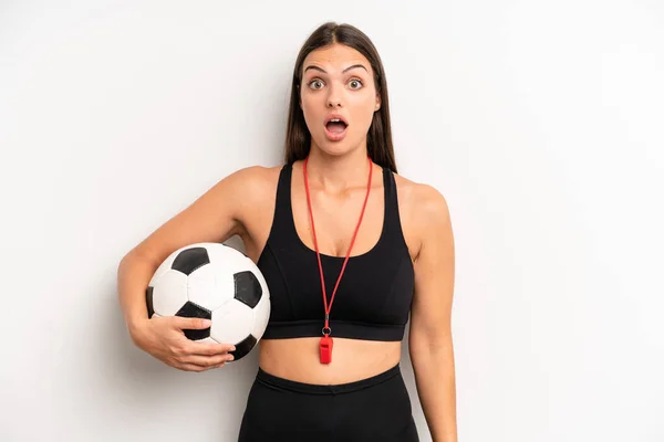 Mooi Meisje Kijkt Erg Geschokt Verrast Voetbal Fitnessconcept — Stockfoto