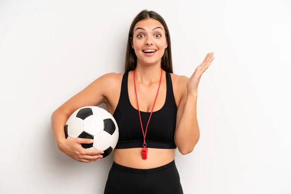 Mooi Meisje Voelt Zich Gelukkig Verbaasd Iets Ongelooflijks Voetbal Fitnessconcept — Stockfoto