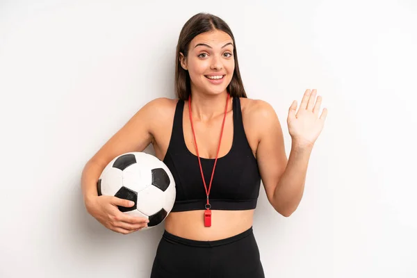 Mooi Meisje Glimlachend Gelukkig Zwaaiende Hand Verwelkomen Groeten Voetbal Fitnessconcept — Stockfoto