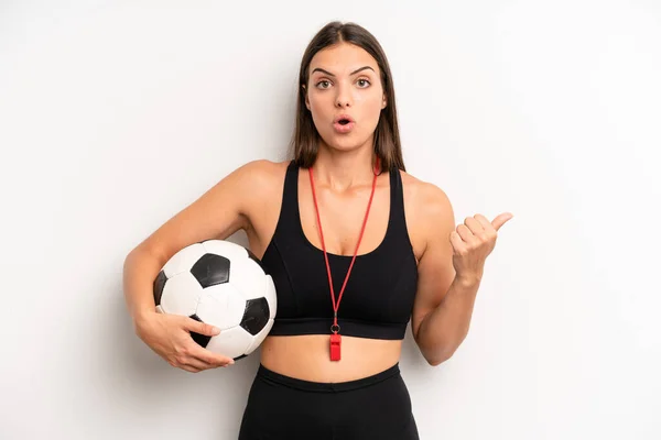 Mooi Meisje Kijken Verbaasd Ongeloof Voetbal Fitnessconcept — Stockfoto