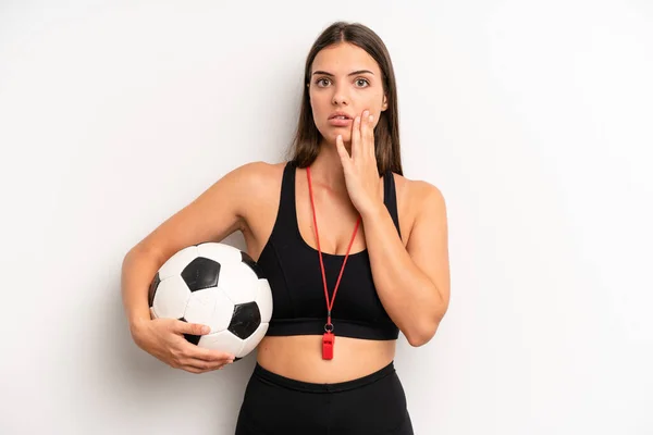 Mooi Meisje Voelt Zich Geschokt Bang Voetbal Fitnessconcept — Stockfoto