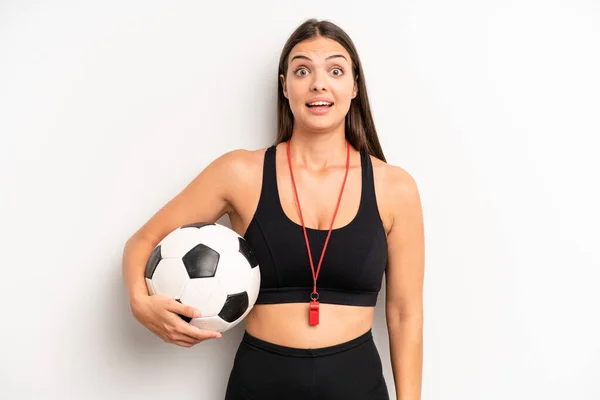 Mooi Meisje Kijkt Gelukkig Aangenaam Verrast Voetbal Fitnessconcept — Stockfoto