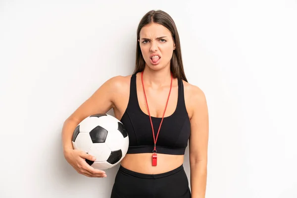 Chica Bonita Sintiéndose Disgustada Irritada Lengua Fuera Concepto Fútbol Fitness — Foto de Stock