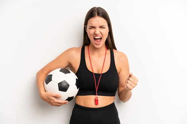 Mooi Meisje Schreeuwen Agressief Met Een Boze Uitdrukking Voetbal Fitnessconcept — Stockfoto