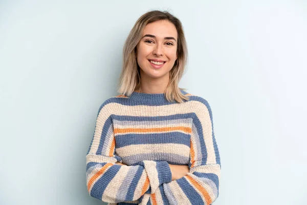 Jovem Mulher Bonita Adulto Olhando Como Feliz Orgulhoso Satisfeito Realizador — Fotografia de Stock