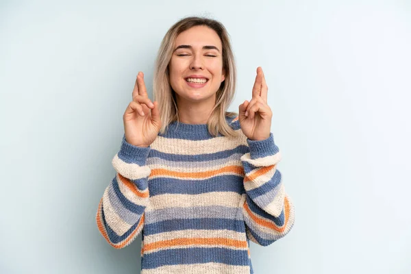 年轻的漂亮女人感到紧张和有希望 交叉手指 希望好运 — 图库照片