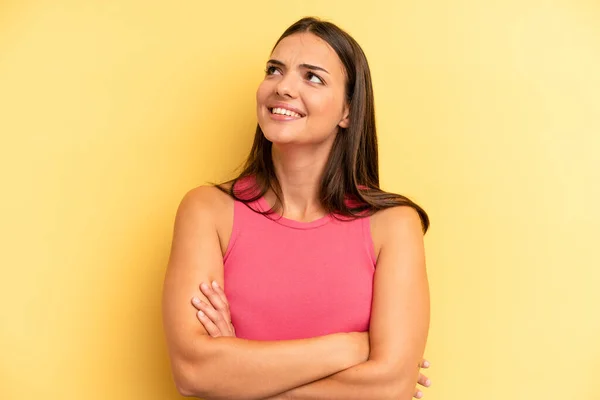 Junge Erwachsene Hübsche Frau Die Sich Glücklich Stolz Und Hoffnungsvoll — Stockfoto