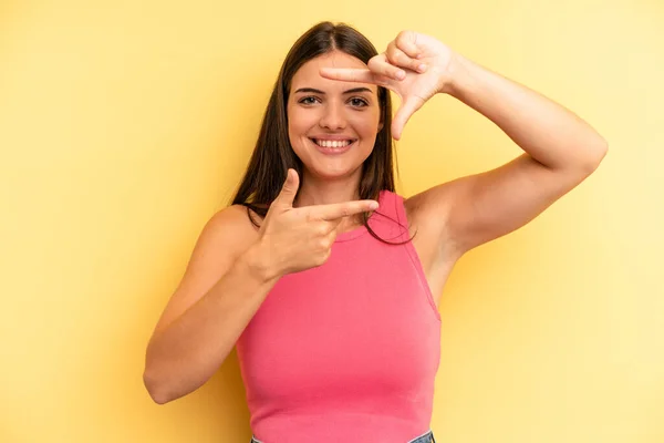 Joven Adulto Bonita Mujer Sintiéndose Feliz Amable Positiva Sonriendo Haciendo — Foto de Stock