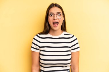 Genç ve güzel bir kadın korkmuş ve şok olmuş hissediyor, ağzı açık ve şaşkınlık içinde.