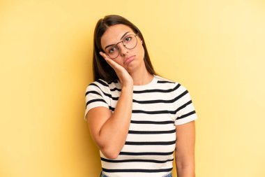 Genç ve güzel bir kadın yorgun, sıkıcı ve sıkıcı bir işten sonra sıkılmış, hayal kırıklığına uğramış ve uykulu hisseder.